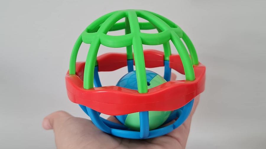 Bola com chocalho da Buba é indicado para bebês maiores de três meses Bola com chocalho da Buba é indicado para bebês maiores de três meses