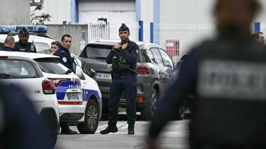 24.abr.2025 - Policiais cercam a escola Notre-Dame de Toutes-Aides, em Nantes, após um aluno matar um colega e ferir outros três com uma faca - LOIC VENANCE / AFP