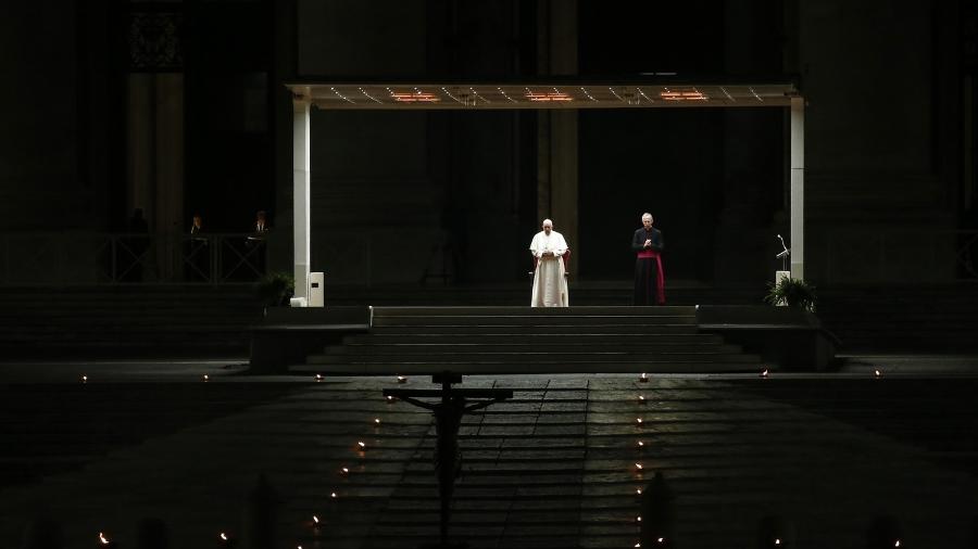 Papa Francisco em abril de 2020 dentro da Basílica de São Pedro; na época, ela estava fechada ao público por causa da pandemia de covid-19