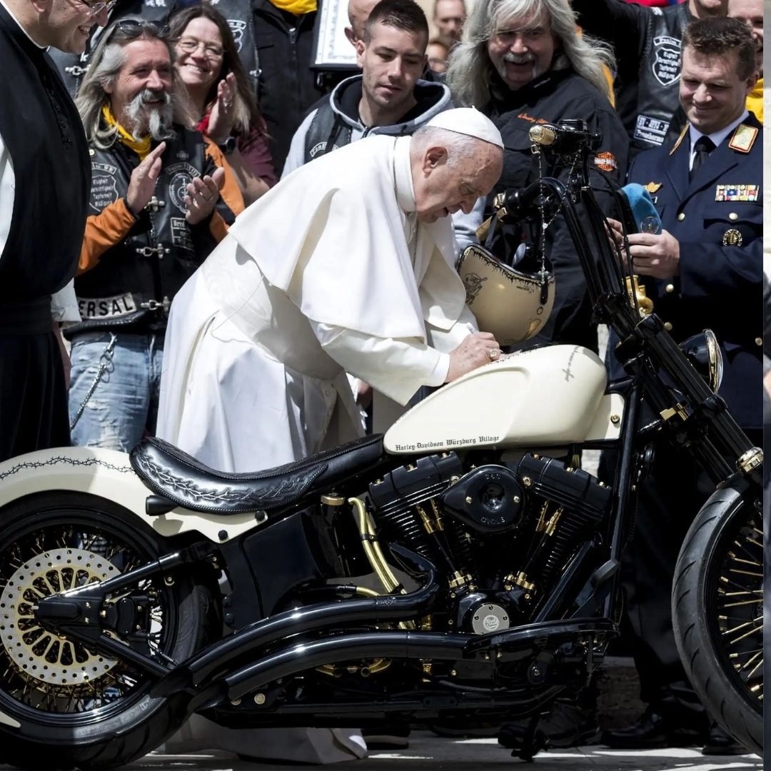 moto@papaさま Moto personalizada para o Papa vai a leilão em ação inédita