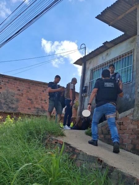 Homem foi preso em área de difícil acesso após cerco, segundo a polícia Homem foi preso em área de difícil acesso após cerco, segundo a polícia
