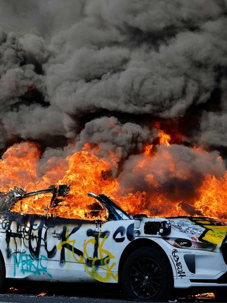 Carro autônomo da Waymo pega fogo durante protestos anti-Trump em Los Angeles, na Califórnia (EUA) Carro autônomo da Waymo pega fogo durante protestos anti-Trump em Los Angeles, na Califórnia (EUA)