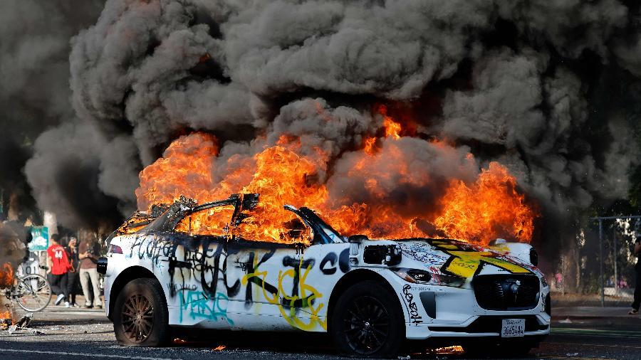 Carro autônomo da Waymo pega fogo durante protestos anti-Trump em Los Angeles, na Califórnia (EUA) Carro autônomo da Waymo pega fogo durante protestos anti-Trump em Los Angeles, na Califórnia (EUA)