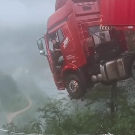 Caminhão ficou pendurado após viaduto cair durante enchentes na China, motorista foi resgatado e carreta foi retirada. Caminhão ficou pendurado após viaduto cair durante enchentes na China, motorista foi resgatado e carreta foi retirada.