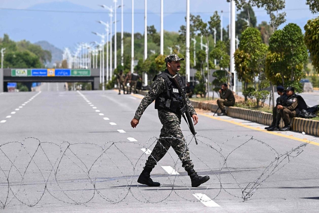10.abr.2026 - Guarda paquistanês anda diante de zona de exclusão que deve receber reuniões de negociação entre Estados Unidos e Irã  - undefined