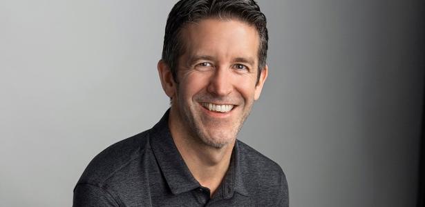 Quem é John Ternus, executivo que vai assumir como novo CEO da Apple