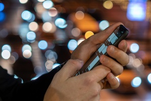 Fazer figurinha de WhatsApp é crime? Guarda recebe R$ 5.000 de indenização (Foto: Boonchai Wedmakawand/Getti Images)