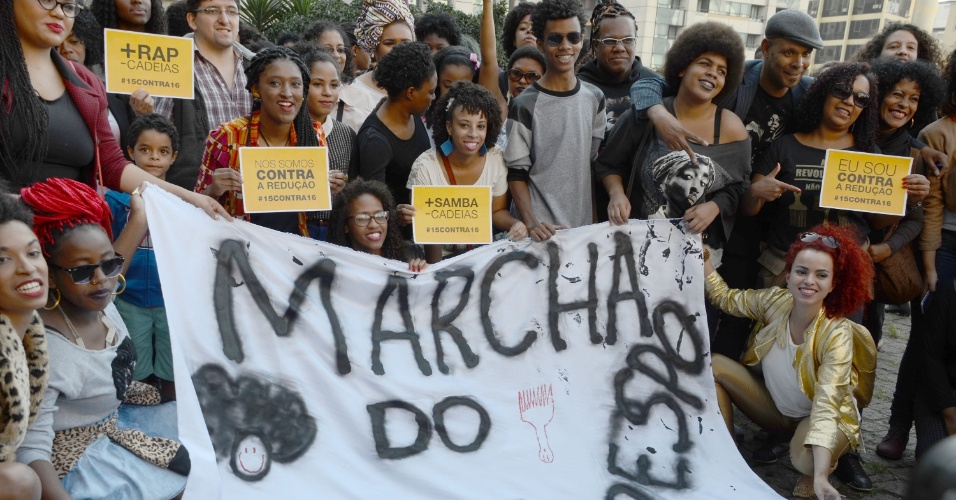 26.jul.2015 - Ativistas se concentram no vão livre do Masp para participar da 1ª Marcha do Orgulho Crespo, em comemoração ao Dia da Mulher Negra, Latino-americana e Caribenha, celebrado no dia 25 de julho