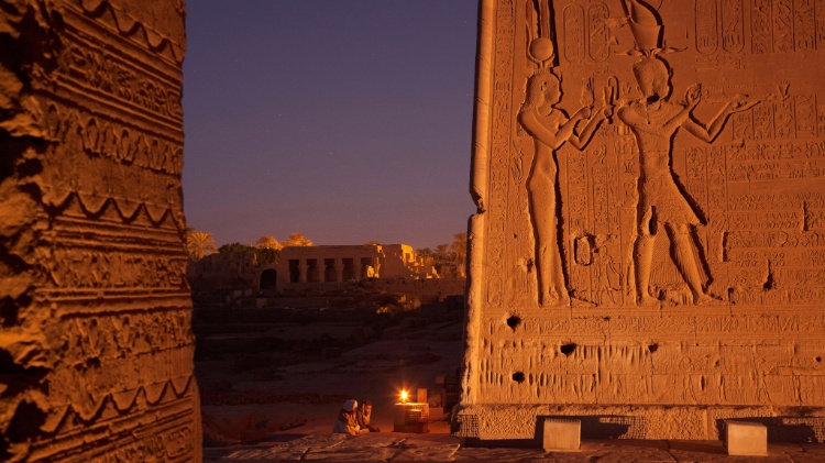24.ago.2015 - Fotógrafo registra figura de Cleópatra no lado esquerdo da parede de um templo de Dendera, no Egito. 
