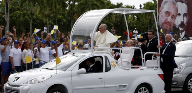 Papa Francisco, a bordo do papamóvel, é saudado por cubanos em avenidas de Havana - Carlos Garcia/Reuters