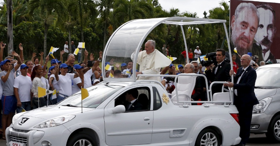 19.set.2015 - O Papa Francisco, a bordo do papamóvel, é saudado por cubanos em avenidas de Havana, capital de Cuba, onde está em visita oficial antes de embarcar para os Estados Unidos