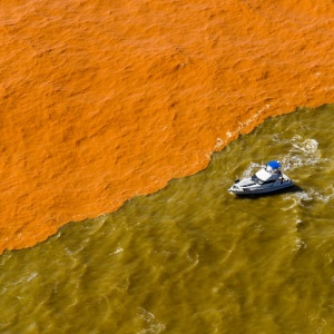Lama de barragem de mineração muda a cor do mar do Espírito Santo, na região do distrito de Regência, em Linhares - Gabriel Lordello/Mosaico Imagem
