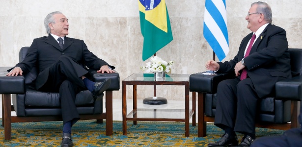 O embaixador da Grécia, Kyriakos Amiridis (à direita), conversa com o presidente Michel Temer durante cerimônia de apresentação de cartas credenciais de embaixadores, no Palácio do Planalto - Pedro Ladeira - 25.mai.2016/Folhapress