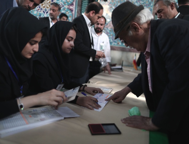 Idoso chega para votar logo cedo em uma das sessões na capital Teerã - Behrouz Mehri/AFP Photo