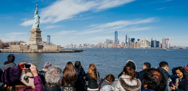 Turistas observam a Estátua da Liberdade - Vincent Tullo/The New York Times