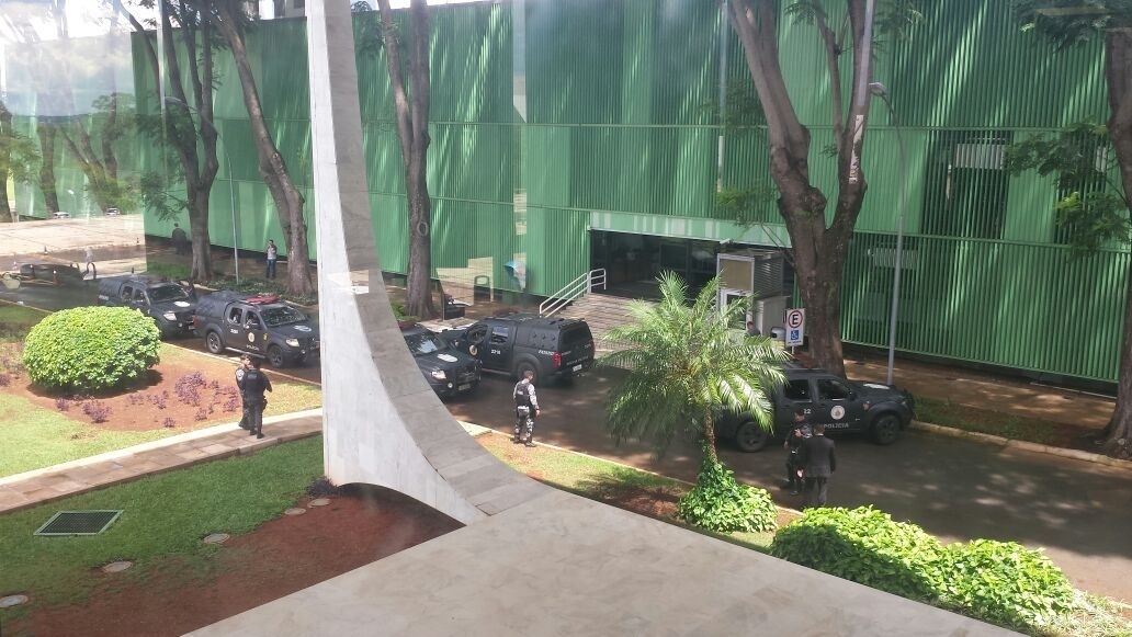 22.mar.2018 - Cinco carros do Batalhão de Choque da PM se posicionam em frente ao STF antes do julgamento de recurso de Lula - Gustavo Maia/UOL