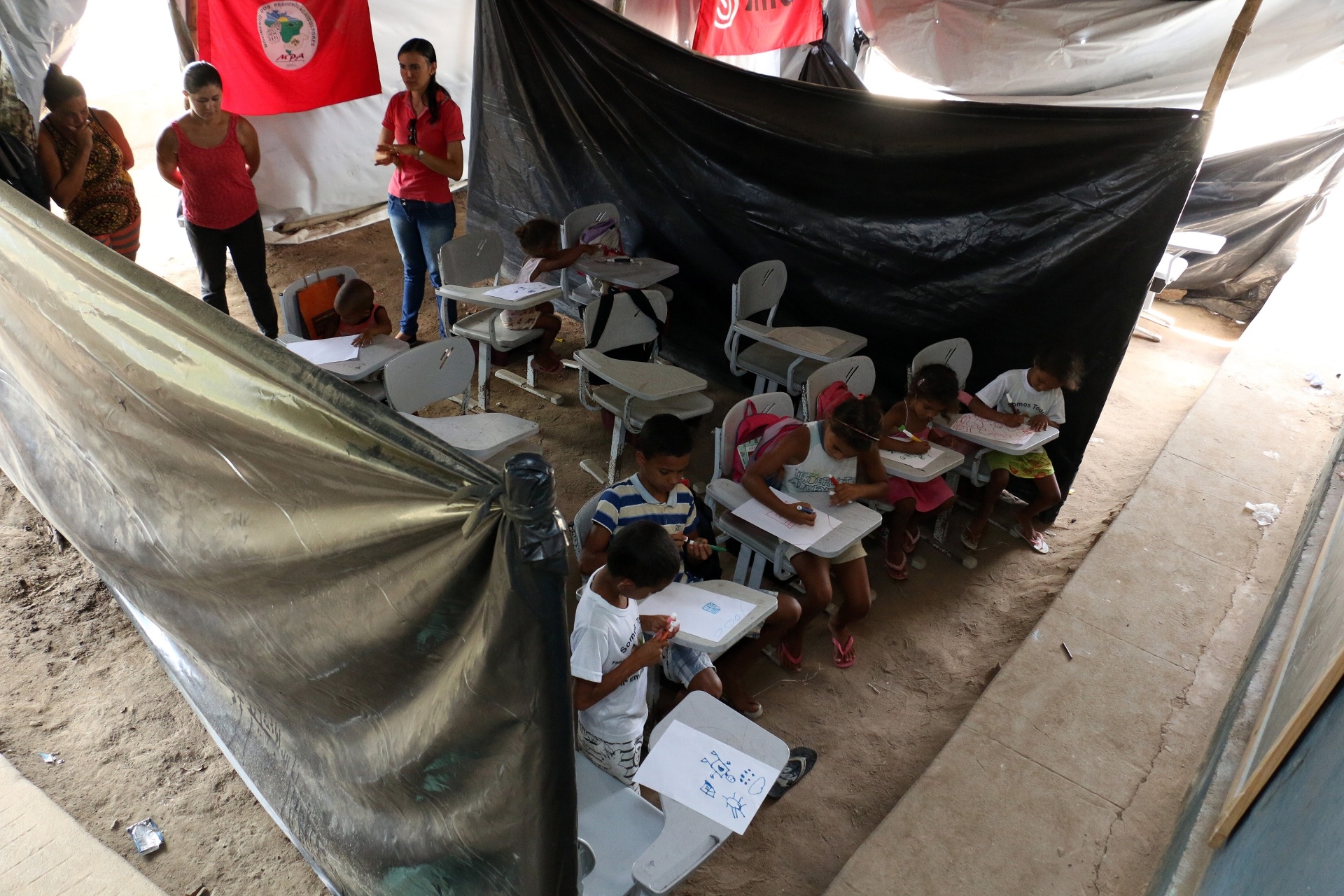 5.abr.2018 - Debaixo das lonas da sala de aula improvisada, três professoras ensinam de forma voluntária, sem receber salário, em Areia (PB) - Francisco França/UOL