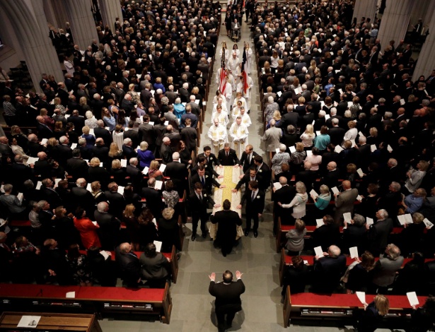 21.abr.2018 - O caixão de Barbara Bush é escoltado para fora da igreja St. Martin, em Houston, Texas - David J. Phillip/Reuters