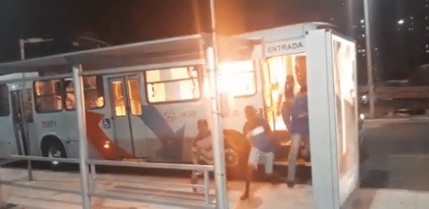 29.jul.2018 - Bandidos ateiam fogo em ônibus em Fortaleza durante onda de ataques na capital cearense