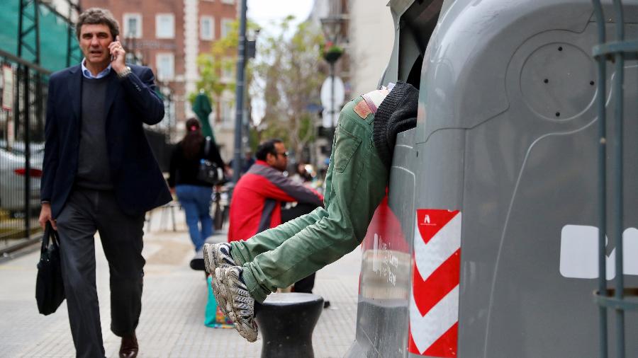 Homem revira lixo na Argentina, que passa por crise econômica - MARCOS BRINDICCI / Reuters