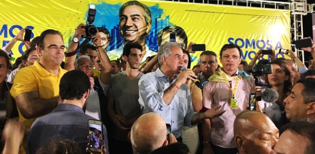 28.out.2018 - O governador reeleito de Mato Grosso do Sul, Reinaldo Azambuja (PSDB-MS) comemorou a vitória em seu comitê de campanha