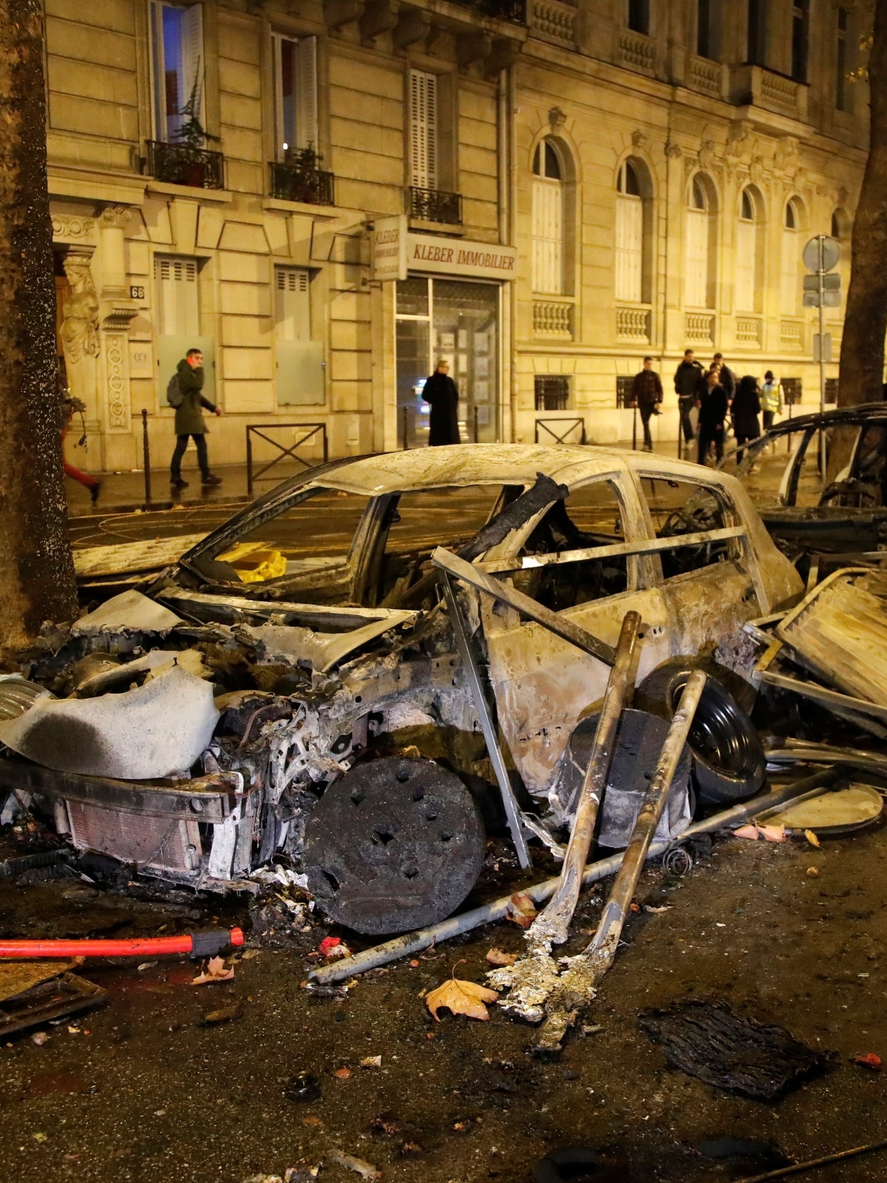 Carro policial é incendiado durante manifestação em Paris