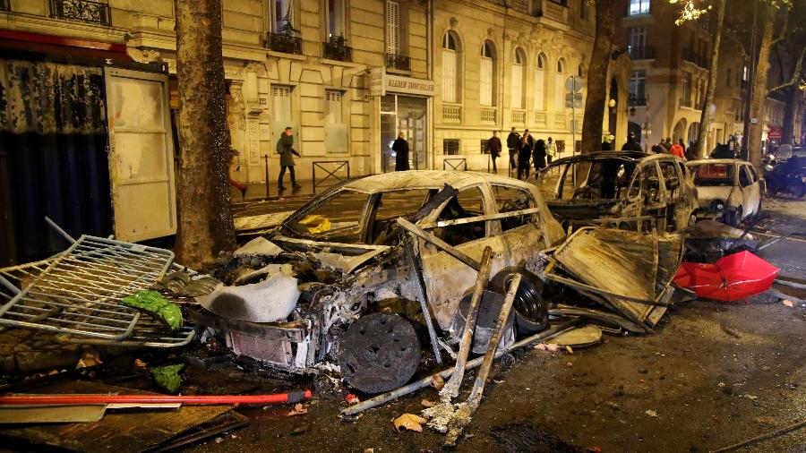 Carro queimado na avenida Kleber depois dos confrontos entre manifestantes, os "coletes amarelos", e a polícia, em Paris - Charles Platiau/Reuters