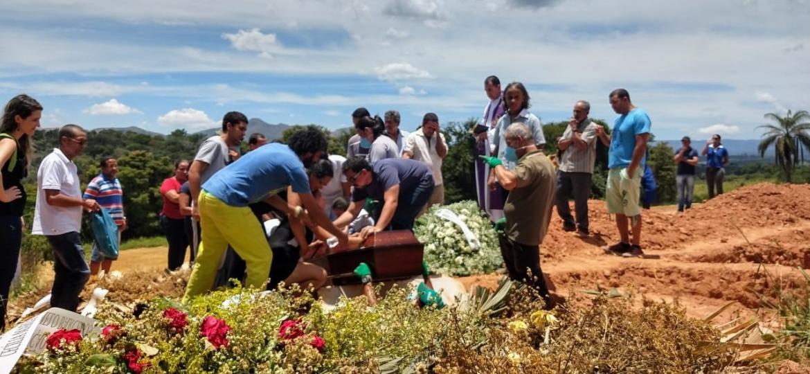 Após 7 dias de espera, pedreiro enterra filha de 16 anos em Brumadinho - Luciana Quierati / UOL