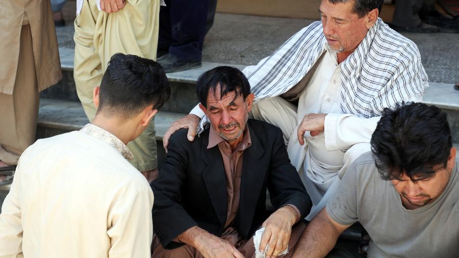 Homem chora após a explosão que matou mais de 60 pessoas em Cabul - Omar Sobhani / Reuters