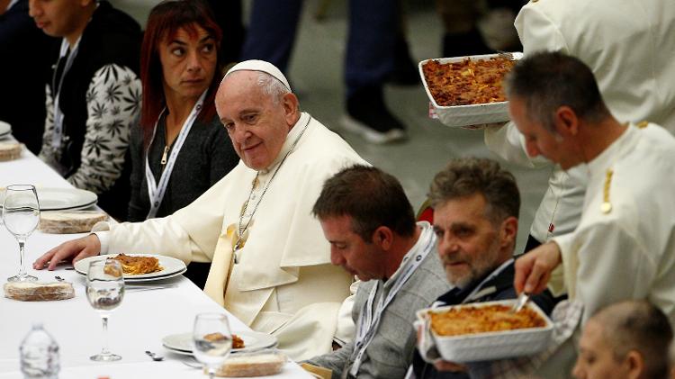 Papa Francisco participa de um almoço com os pobres depois de celebrar uma missa que marca o Dia Mundial dos Pobres da Igreja Católica Romana, em 2019 Papa Francisco participa de um almoço com os pobres depois de celebrar uma missa que marca o Dia Mundial dos Pobres da Igreja Católica Romana, em 2019