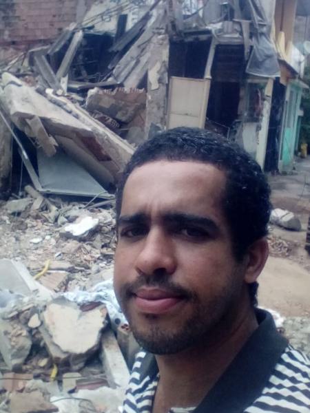 03.mar.2020 - Elias da Conceição diante dos escombros de sua casa que desabou no Jardim América, zona norte do Rio - Arquivo Pessoal