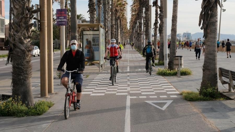 Ciclistas e pedestres praticam atividades ao ar livre em Barcelona - PAU BARRENA / AFP