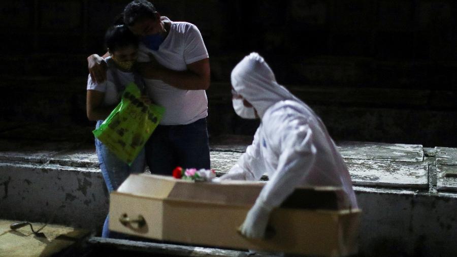 08/05/2020 - Velório de criança de um ano e meio, vítima de coronavírus, no Rio de Janeiro - Pilar Olivares/Reuters