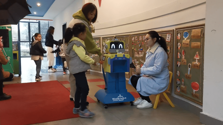 Robô Walklake atende criança em escola na China - Reprodução