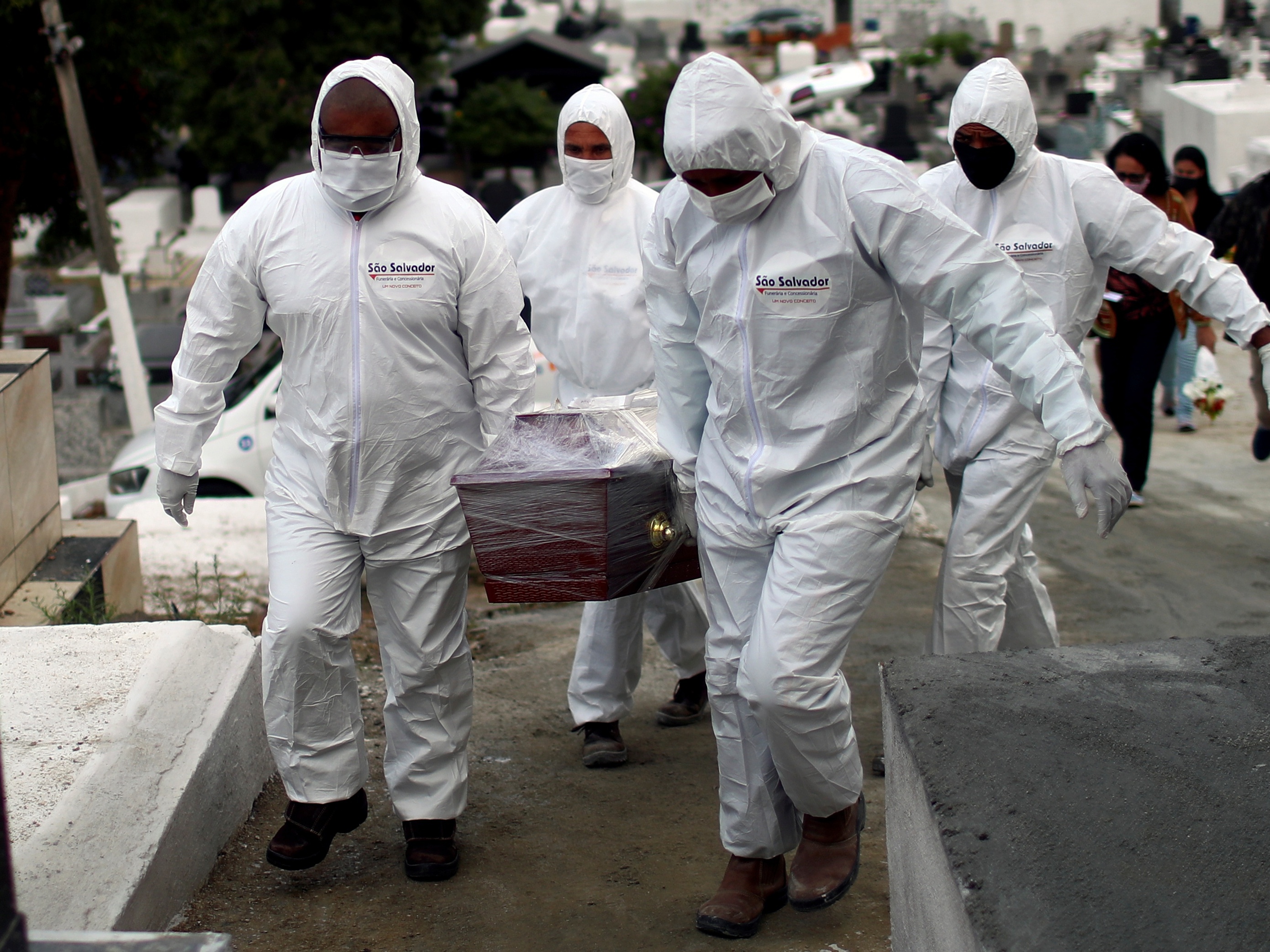 Covid: Brasil tem 939 mortes em 24 h e 179 dias de média acima de mil