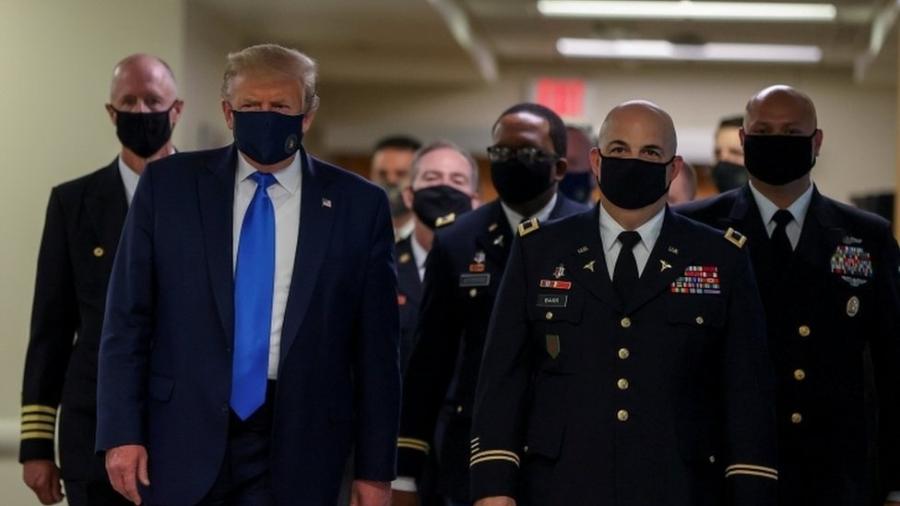Trump, de máscara, em visita a centro médico militar em Maryland - REUTERS/TASOS KATOPODIS