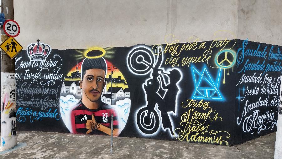 Grafite em homenagem ao adolescente Rogério Ferreira da Silva Júnior, morto aos 19 anos pela PM - Marcelo Oliveira/UOL