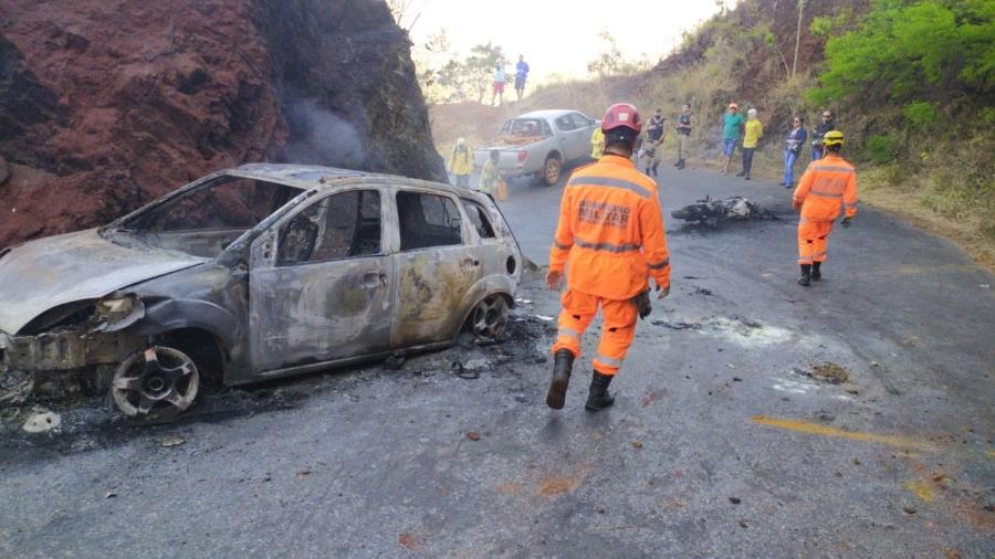 Carro e moto pegam fogo após acidente que deixou grávida e idoso feridos - Divulgação/Bombeiros MG