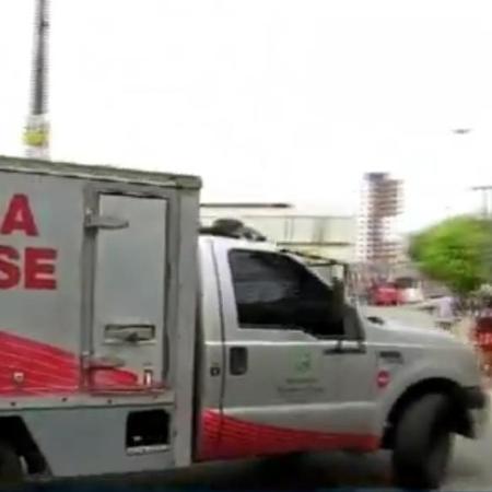 Veículo do IML deixa o apartamento em Fortaleza onde foi encontrado morto o suíço Paul Albert Fah - Reprodução