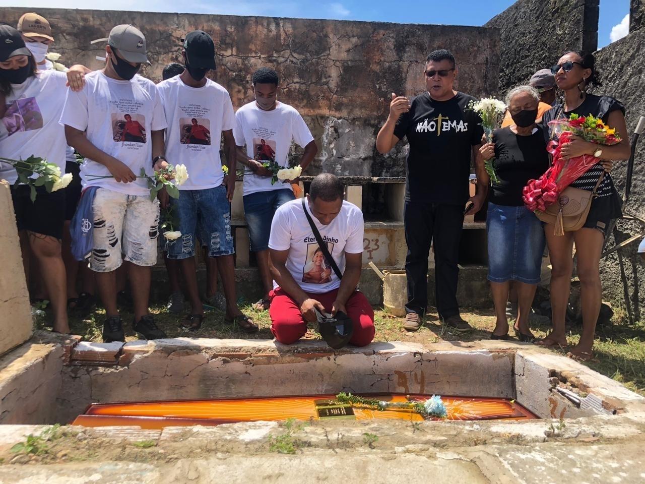 Velório de Jordan Luiz Natividade, 17, and Edson Arguinez Júnior, 20, killed while approaching PM in Rio de Janeiro - Herculano Barreto Filho / UOL