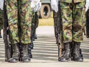 Três militares e um civil são baleados em ataque a tiros em balada em MT