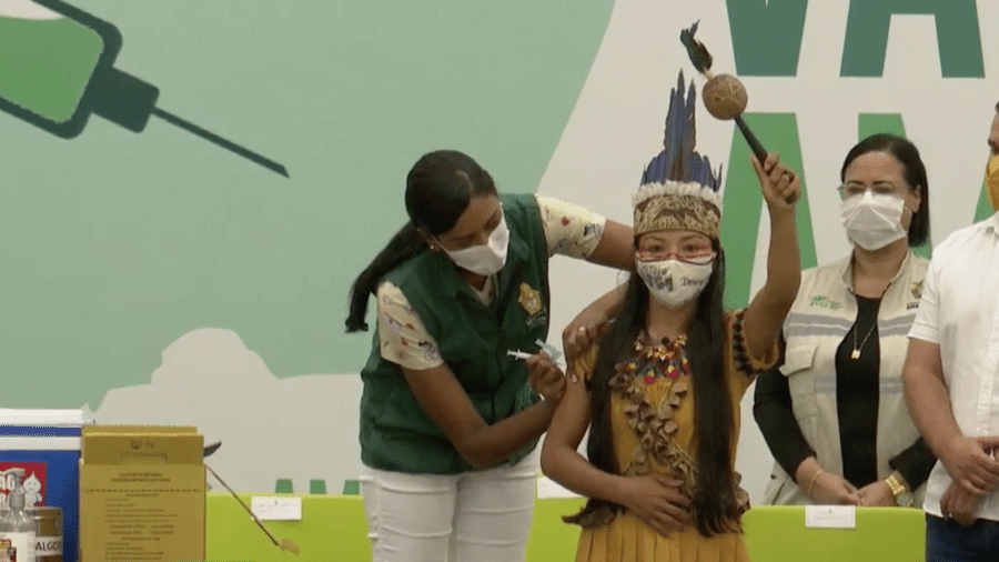 18.jan.2021 - Primeira vacinada no Amazonas é técnica de enfermagem Vanda Ortega, de etnia indígena uitoto - Reprodução
