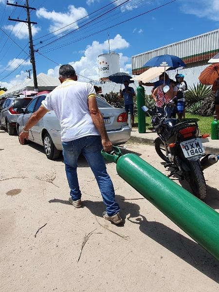 20.jan.2021 - Homem carrega cilindro de oxigênio a hospital de Manaus