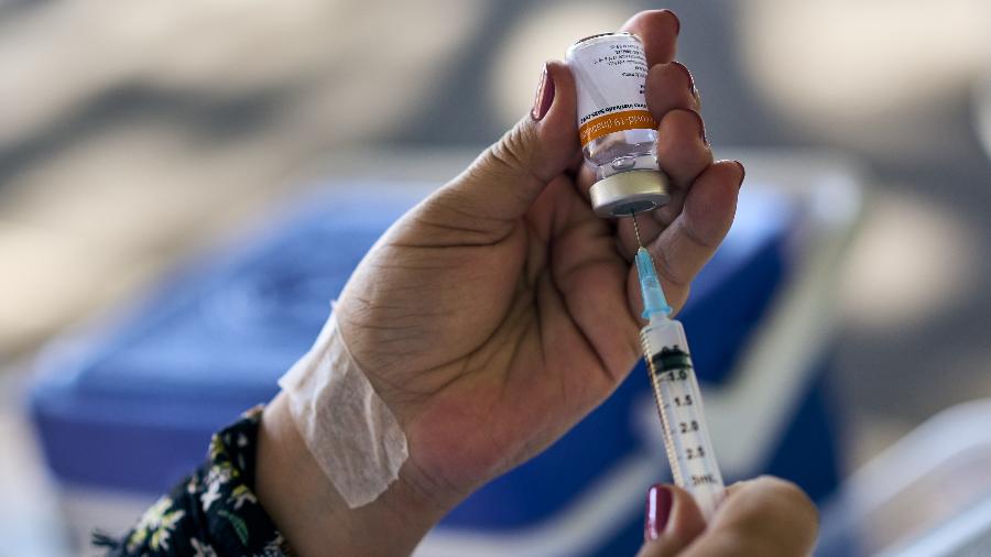 Enfermeira prepara dose da vacina CoronaVac contra a covid-19 em posto drive-thru na cidade de Franca (SP) - IGOR DO VALE/ESTADÃO CONTEÚDO