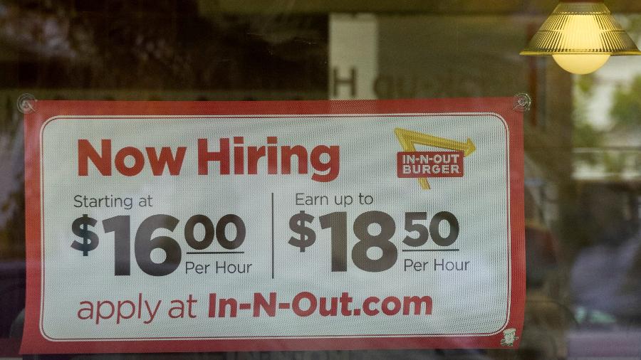 Aviso de contratação do In-N-Out Burger em Encinitas, Califórnia, EUA - Mike Blake/Reuters
