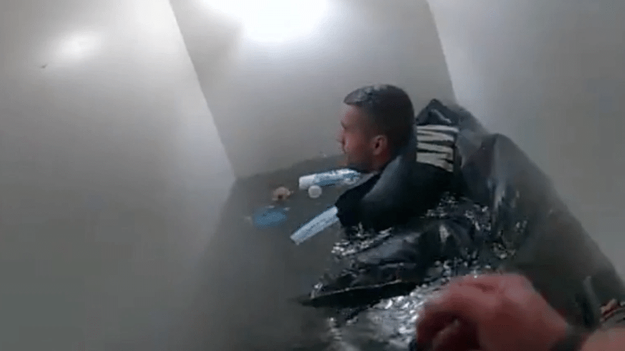 Policiais de Nova York tentam resgatar uma família nepalesa que ficou presa no subsolo, devido às enchentes provocadas pela passagem da tempestade Ida, na semana passada - NYPD