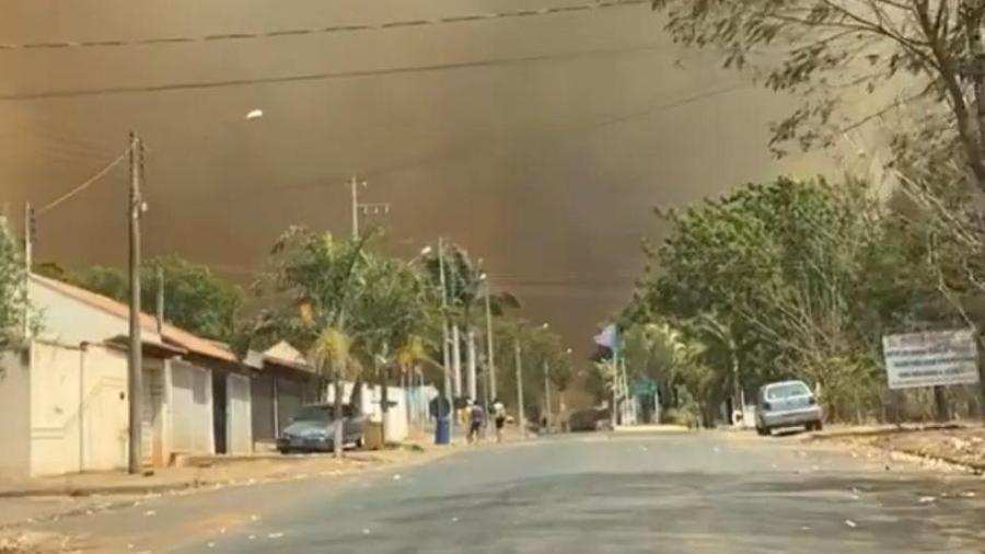 Fumaça invade cidade de Catiguá (SP) depois de incêndio em área de mata e plantação de cana-de-açúcar  - Reprodução/ Redes Sociais