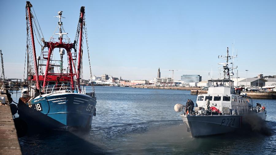 28 out. 2021 - Navio de patrulha da França monitora barco pesqueiro do Reino Unido, em Le Havre, na França - Sarah Meyssonnier/Reuters