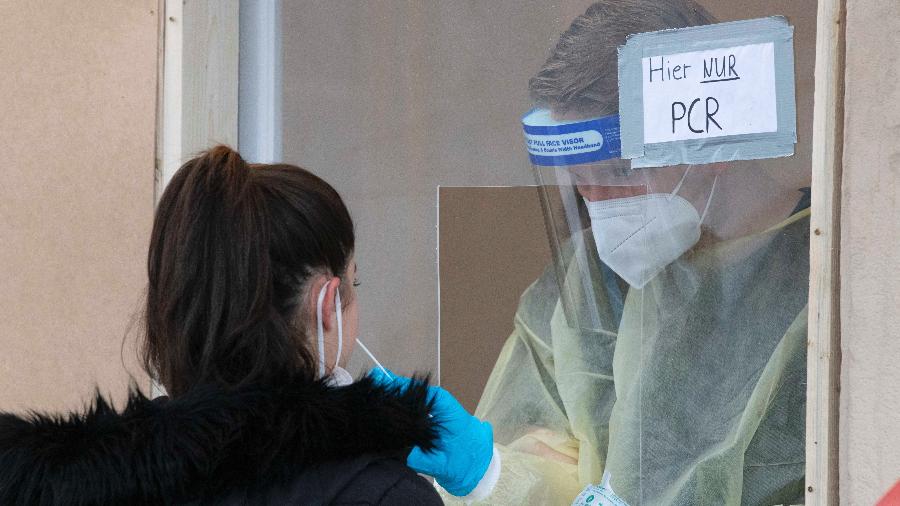 7.dez.2021 - Mulher faz teste PCR de covid-19 em uma estação em Ludwigsburg, na Alemanha - Thomas Kienzle/AFP