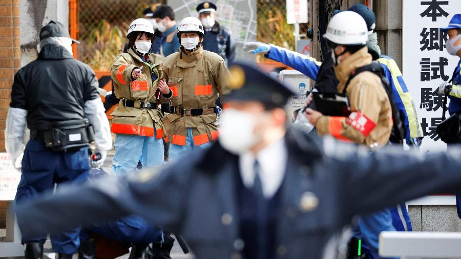 Agentes de segurança isolam área onde um ataque a faca aconteceu em Tóquio, no Japão - Issei Kato/Reuters